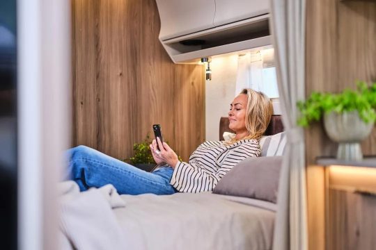 Kabe interiør, dame i sofa