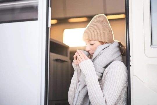 Kabe vinterbilde av dame med tekopp