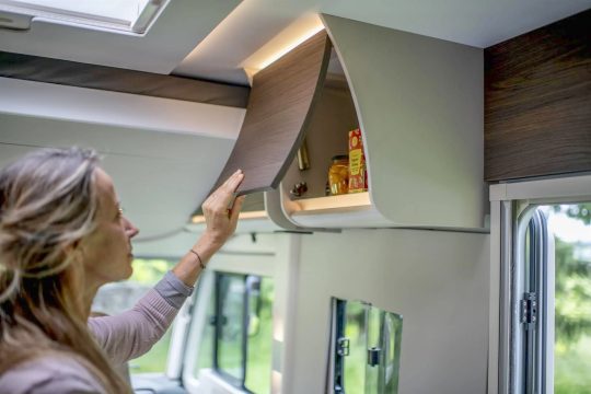 Kabe husbil - dame åpner skapdør