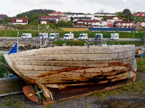 Dalabukta Bobilparkering – rolig havutsikt rett nord for sentrum, med kort vei til by og natur.